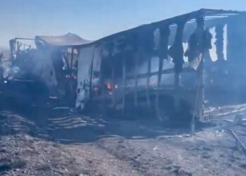 VIDEO: tráiler incendiado en México en medio de la ola de violencia tras abatimiento del ‘Mencho’