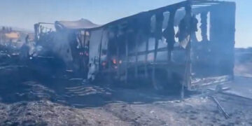 VIDEO: tráiler incendiado en México en medio de la ola de violencia tras abatimiento del ‘Mencho’