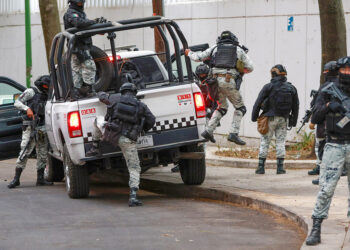 Elementos de la Guardia Nacional custodian la Fiscalía Especializada en Delincuencia Organizada en la Ciudad de México, 22 de febrero de 2026.