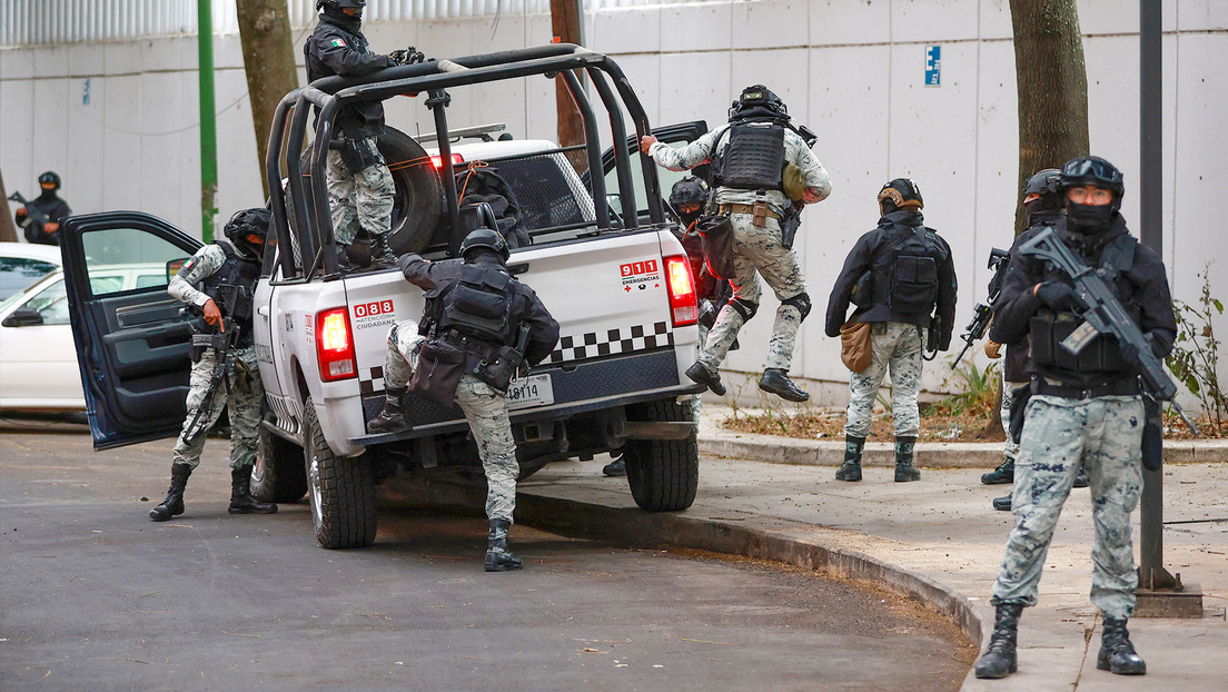 Elementos de la Guardia Nacional custodian la Fiscalía Especializada en Delincuencia Organizada en la Ciudad de México, 22 de febrero de 2026.