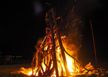 Mujer acusada de brujería es quemada viva junto con su bebé