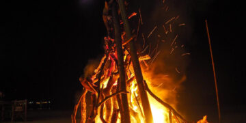 Mujer acusada de brujería es quemada viva junto con su bebé