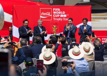El trofeo de la Copa Mundial de Fútbol llega a México (FOTOS)