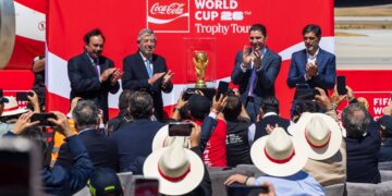 El trofeo de la Copa Mundial de Fútbol llega a México (FOTOS)