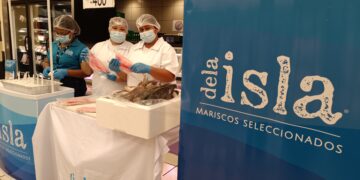 delaisla acerca lo mejor del mar a los nicaragüenses con show de fileteo y degustaciones en vivo