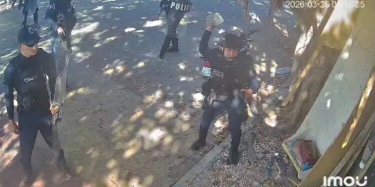 Policías lanzan pedradas contra vivienda durante desalojo en Playa del Carmen y dejan varios heridos