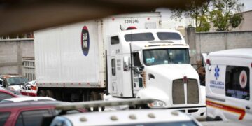 229 migrantes descubiertos en tráiler que tenía reporte de robo en Veracruz