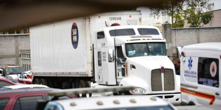 229 migrantes descubiertos en tráiler que tenía reporte de robo en Veracruz