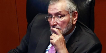 Adán Augusto López sale huyendo tras ser cuestionado sobre el socio del “Comandante H” en relación a La Barredora