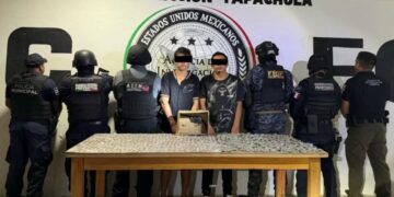 Los sujetos fueron localizados con 200 bolsas con drogas. Foto: SSP Chiapas