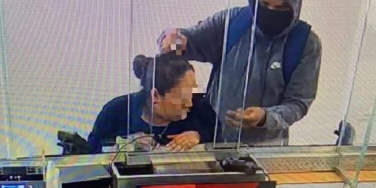 2 hombres armados y encapuchados asaltan sucursal de Banamex en Tampico