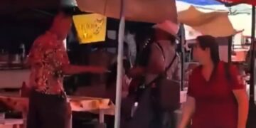 VIDEO Turista estadounidense agrede a músico callejero en México y pasa esto