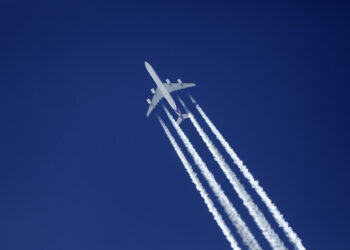 Una aerolínea latinoamericana cobrará extra a sus pasajeros por la guerra en Medio Oriente