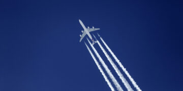 Una aerolínea latinoamericana cobrará extra a sus pasajeros por la guerra en Medio Oriente