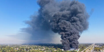 Impactante incendio de una fábrica de pinturas en Argentina (VIDEO)