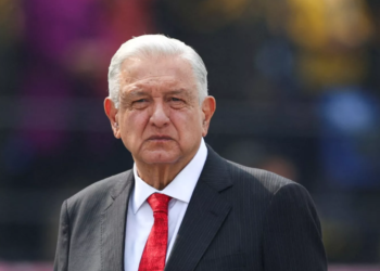 Coordinador de Morena en el Senado descarta que AMLO este internado en el hospital