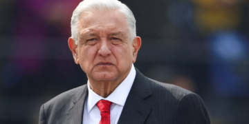 Coordinador de Morena en el Senado descarta que AMLO este internado en el hospital