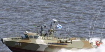 Dron kamikaze destruye patrullero ruso “Raptor” frente a Crimea