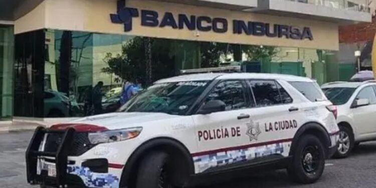 Asaltan a tres cuentahabientes del banco Inbursa y se llevan medio millón de pesos en Puebla