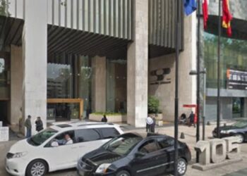 Hombre fallece después de gran caída del piso 21 de un hotel en Paseo de la Reforma