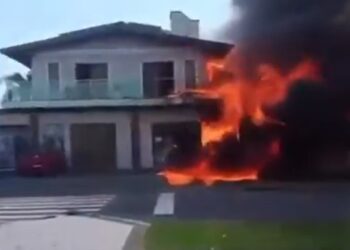 Una avioneta se estrella en una zona residencial de Brasil (Video)