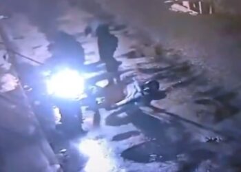 Hombres captados abandonar cuerpo sin vida de hombre en Naucalpan tras ser asesinado y torturado