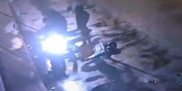 Hombres captados abandonar cuerpo sin vida de hombre en Naucalpan tras ser asesinado y torturado