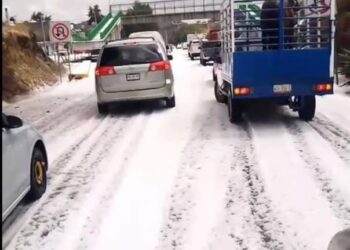 Intensa granizada deja la autopista Tenango–Ixtapan de la Sal cubierta de hielo