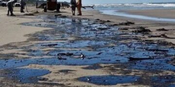 Organizaciones civiles acusan a Pemex de ocultar desde febrero el derrame de petróelo en el Golfo de México