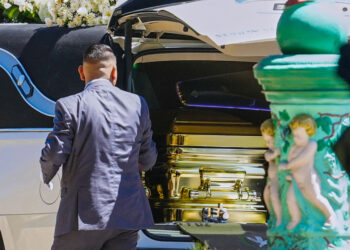 Traslado del ataúd dorado con los restos de Nemesio Oseguera Cervantes al cementerio Recinto de la Paz en Guadalajara, México, el 2 de marzo de 2026