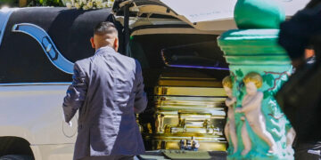 Traslado del ataúd dorado con los restos de Nemesio Oseguera Cervantes al cementerio Recinto de la Paz en Guadalajara, México, el 2 de marzo de 2026