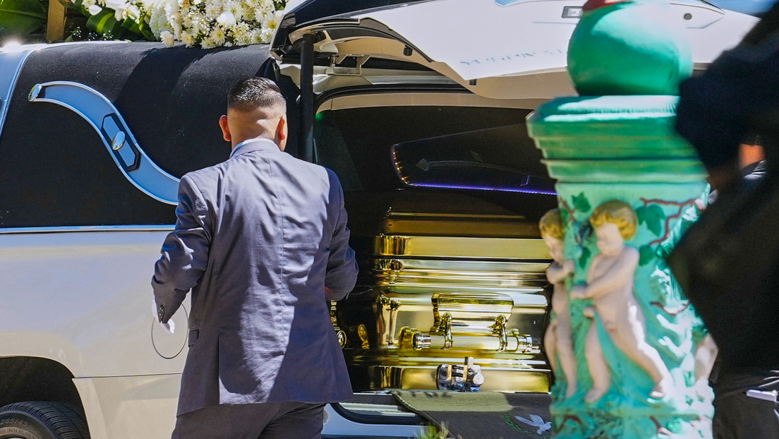 Traslado del ataúd dorado con los restos de Nemesio Oseguera Cervantes al cementerio Recinto de la Paz en Guadalajara, México, el 2 de marzo de 2026