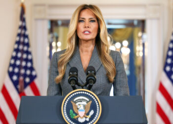 Trump se muestra sorprendido por las declaraciones de Melania sobre Epstein