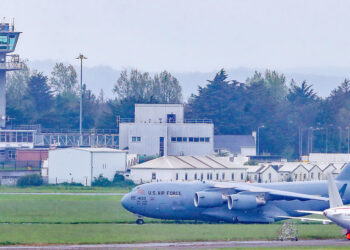 VIDEO Hombre ataca con un hacha un avión militar estadounidense