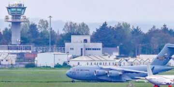 VIDEO Hombre ataca con un hacha un avión militar estadounidense