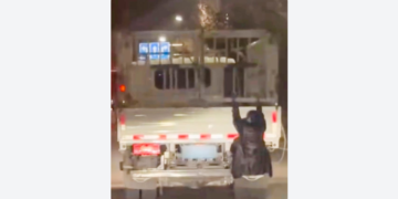 VIDEO Mujer se cuelga del camión en movimiento de su esposo por esta inesperada razón