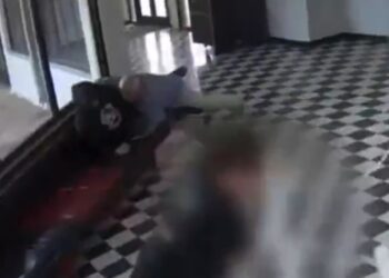 IMPRESIONANTE VIDEO: Director de escuela se lanza sobre un tirador para salvar a sus alumnos