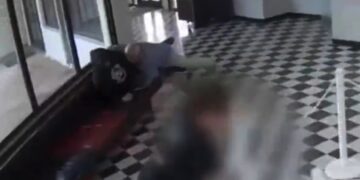 IMPRESIONANTE VIDEO: Director de escuela se lanza sobre un tirador para salvar a sus alumnos