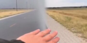 VIDEO: El misterioso ‘muro de lluvia’ que divide una ruta: ¿milagro meteorológico o montaje?