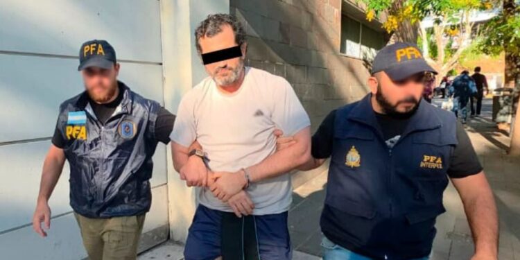 Argentina detiene a exmarino mexicano ligado a red de huachicol; será extraditado