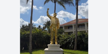 FOTO: Instalan una gigantesca estatua dorada de Trump en su club de golf