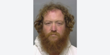 Arrestado en el agua: hombre se esconde en la piscina tras disparar en el cuello a una mujer