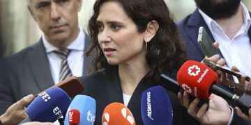 Díaz Ayuso acusa a Sheinbaum y al Gobierno de España de “abandonarla” y ponerla “en peligro” durante su viaje a México