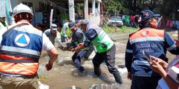 Nueva fuga de agua en Xochimilco-Tlalpan afecta a 25 viviendas mientras continúa reparación en Iztapalapa