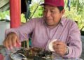 Exhiben a dirigente de Morena en Tabasco por consumir tortuga guao, especie protegida