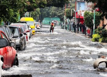 Ruptura de tubería de 36 pulgadas deja miles de litros de agua desperdiciados en Iztapalapa