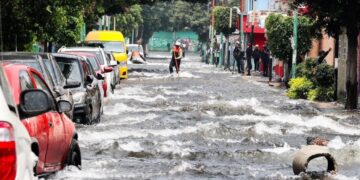 Ruptura de tubería de 36 pulgadas deja miles de litros de agua desperdiciados en Iztapalapa