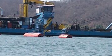 Denuncian inicio de dragado ilegal en la Laguna de Cuyutlán provocando alerta ambiental en Manzanillo