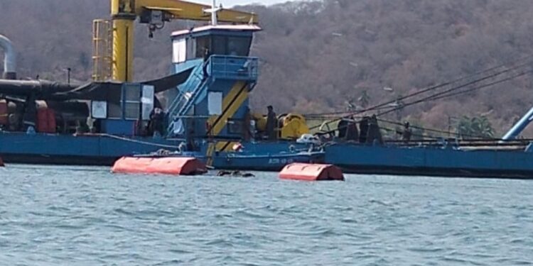 Denuncian inicio de dragado ilegal en la Laguna de Cuyutlán provocando alerta ambiental en Manzanillo