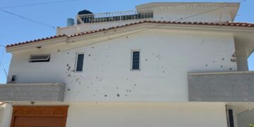 Balean casa perteneciente al gobernador con licencia Rubén Rocha Moya en Culiacán
